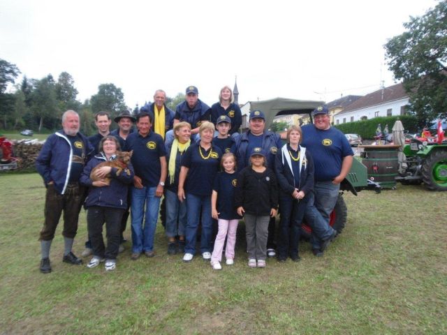 30._SchnfeldGruppenfoto_bei_Waldkirchen_Thaya_Traktor_Oldtimer-Treffen_12.09.2010